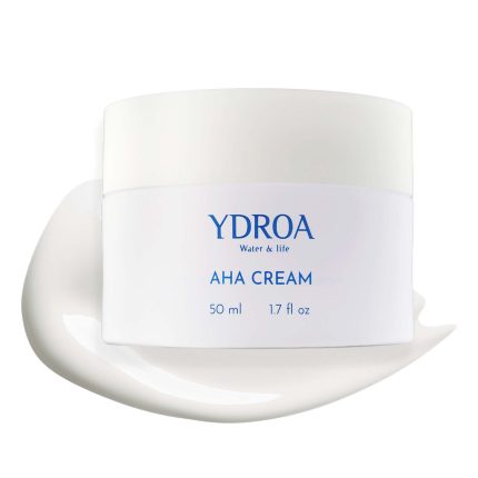 crema regeneradora de piel con ingredientes naturales sobre fondo blanco