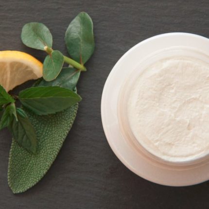 beneficios de usar crema hidratante natural